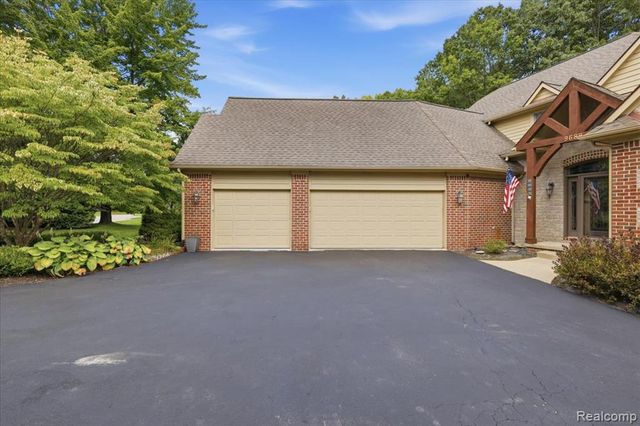 9688 Kingston Pointe Drive, Clarkston, MI 48348