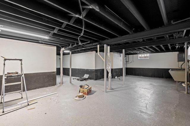 2600 W 59th Place, Merrillville, IN 46410