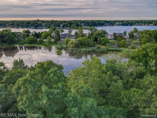 6100 Pontiac Trail, West Bloomfield, MI 48323