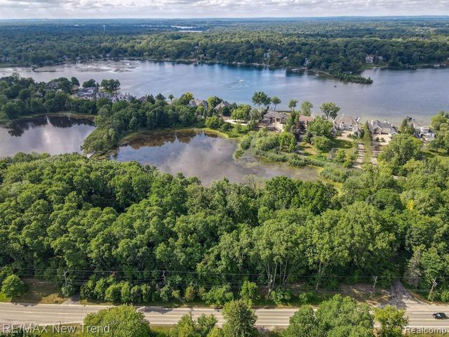 6100 Pontiac Trail, West Bloomfield, MI 48323