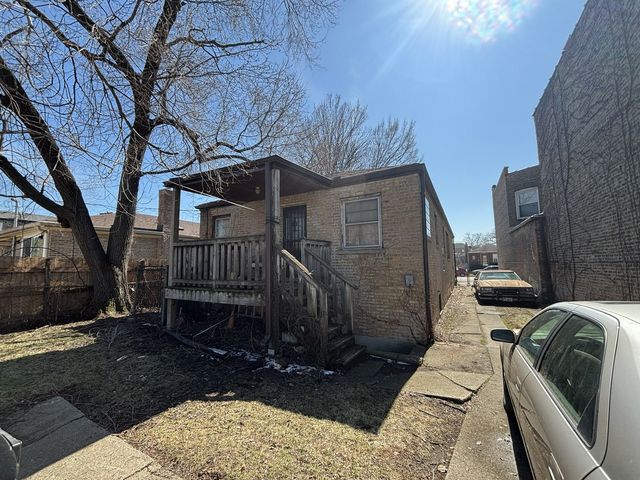 2636 W Pratt Boulevard, Chicago, IL 60645