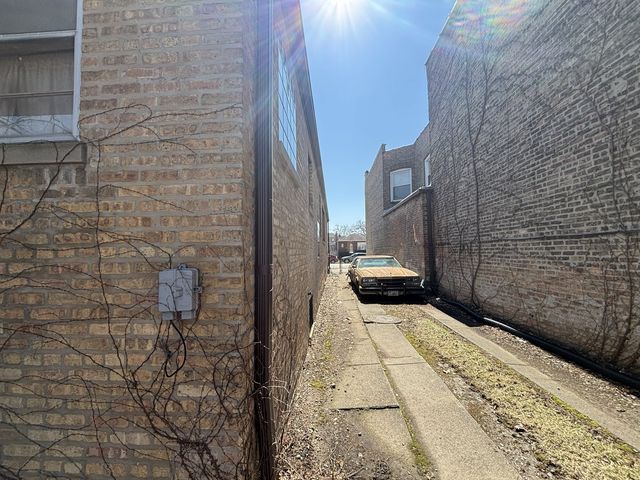 2636 W Pratt Boulevard, Chicago, IL 60645