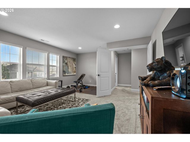 10642 Nw GLENMORE Way, Portland, OR 97229