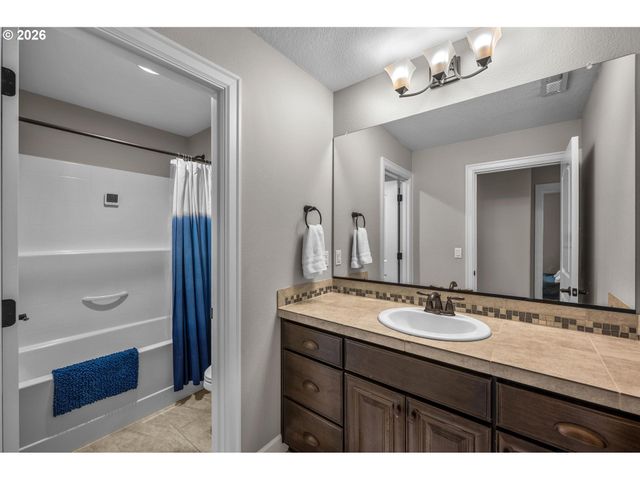 10642 Nw GLENMORE Way, Portland, OR 97229