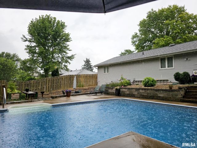 311 WHISPERING OAKS Drive, Germantown Hills, IL 61548