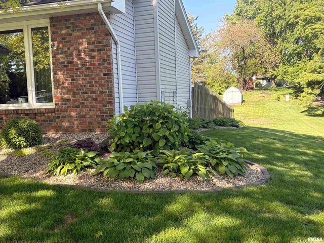311 WHISPERING OAKS Drive, Germantown Hills, IL 61548