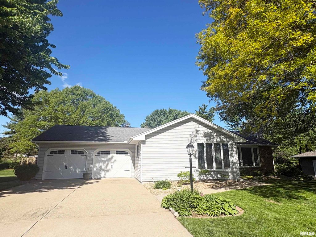 311 WHISPERING OAKS Drive, Germantown Hills, IL 61548