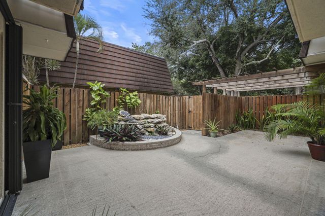 617 6th Lane, Palm Beach Gardens, FL 33418