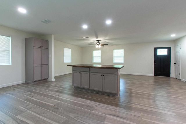 2103 Wright Avenue, Benton, AR 72019