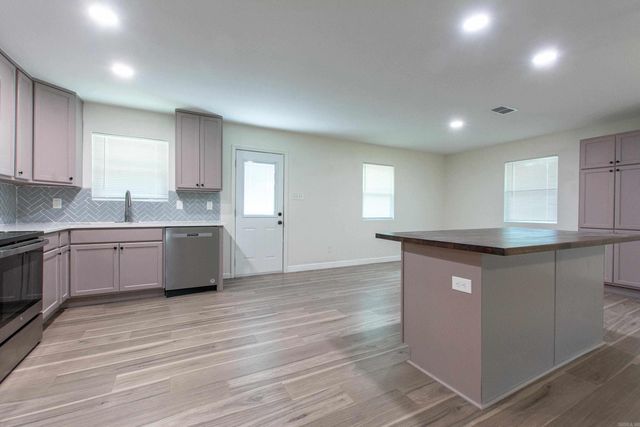 2103 Wright Avenue, Benton, AR 72019