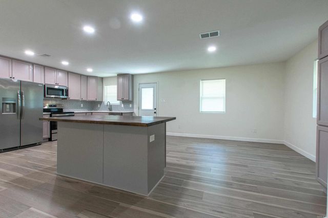 2103 Wright Avenue, Benton, AR 72019