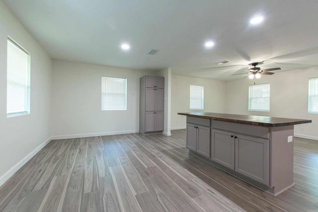 2103 Wright Avenue, Benton, AR 72019