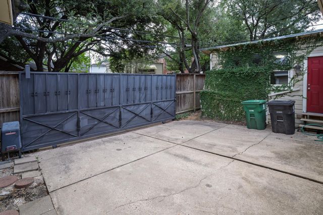 2201 Bartlett Street, Houston, TX 77098