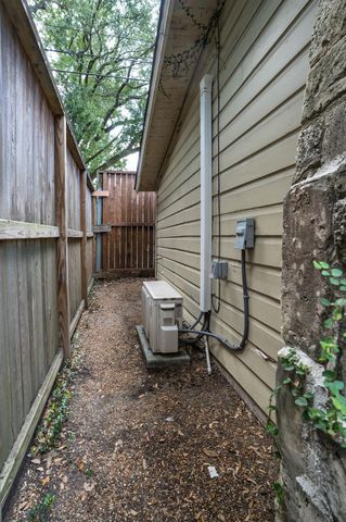 2201 Bartlett Street, Houston, TX 77098