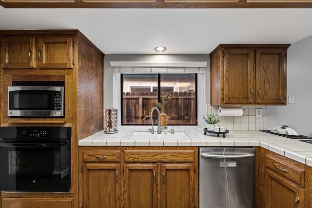 8425 N 8th Street, Fresno, CA 93720