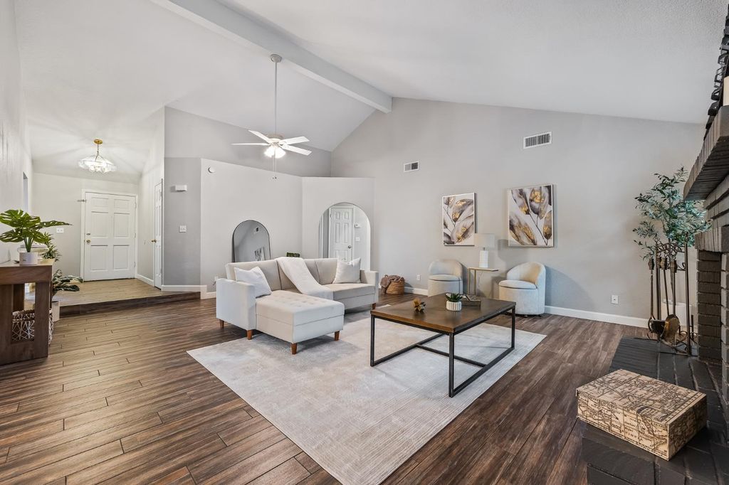 Image 2 of property listing at 8425 N 8th Street, Fresno, CA 93720