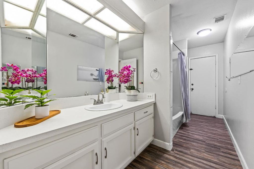 Image 23 of property listing at 8425 N 8th Street, Fresno, CA 93720