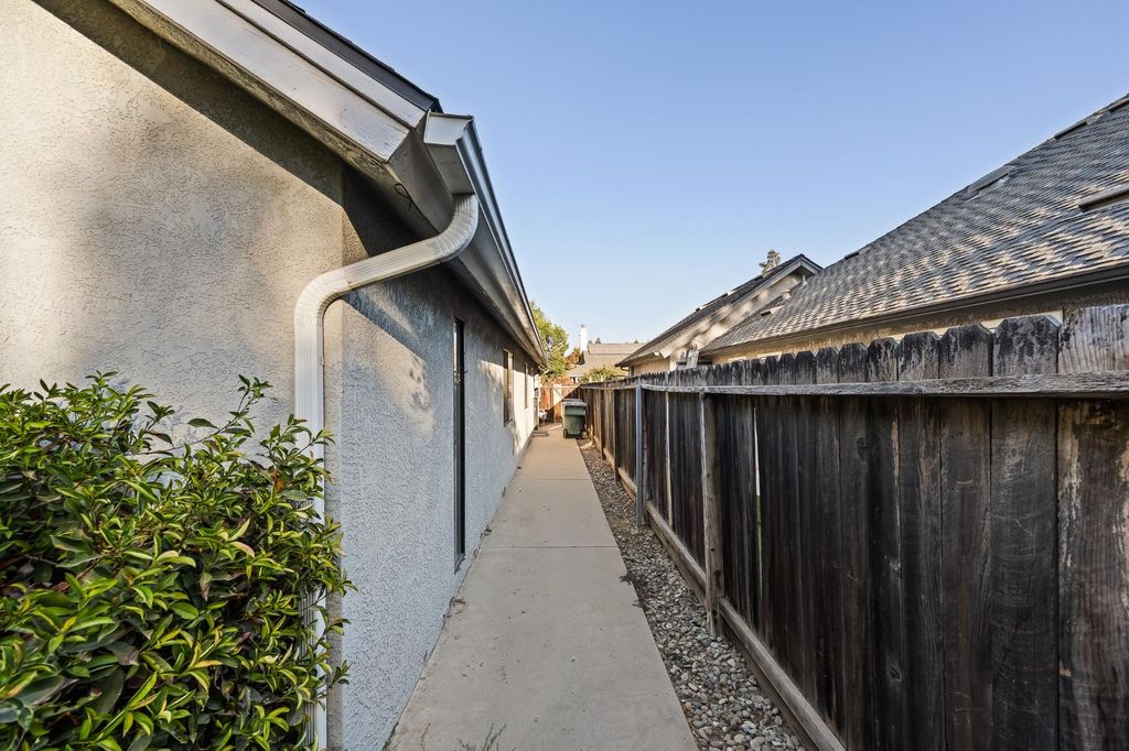 Image 31 of property listing at 8425 N 8th Street, Fresno, CA 93720