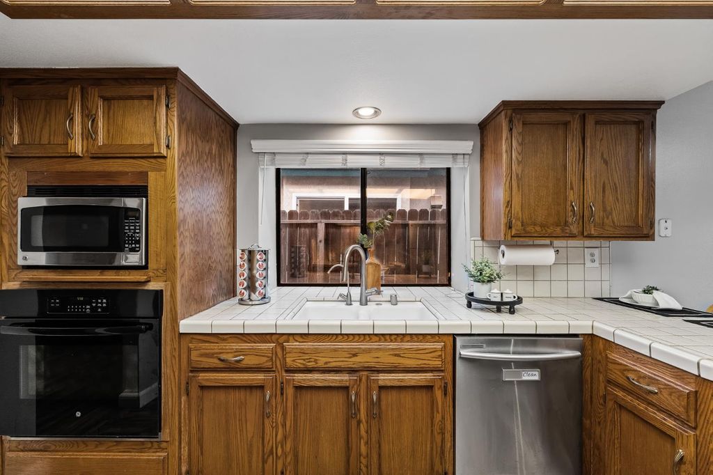 Image 8 of property listing at 8425 N 8th Street, Fresno, CA 93720