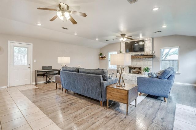 136 NW Suzanne Terrace, Burleson, TX 76028