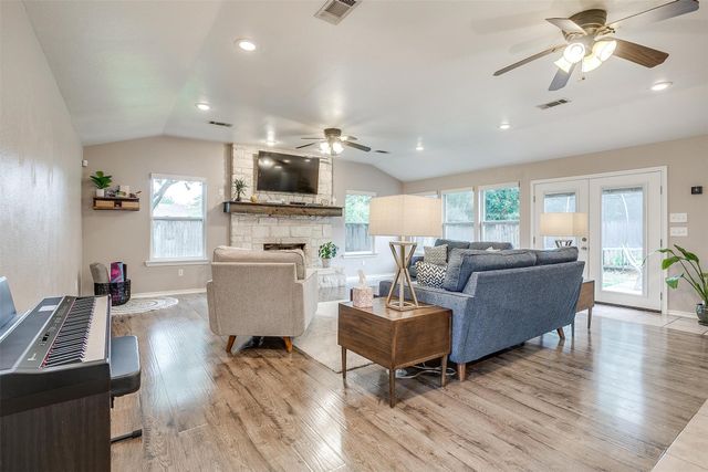 136 NW Suzanne Terrace, Burleson, TX 76028