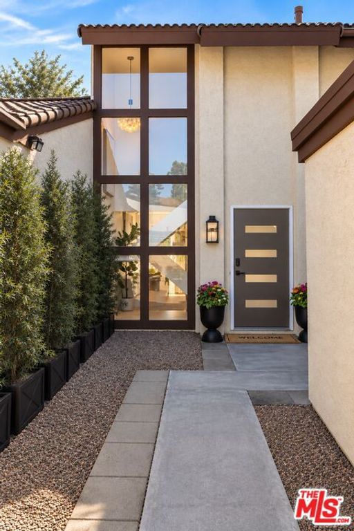 5562 E Vista Del Rio, Anaheim, CA 92807 — exterior