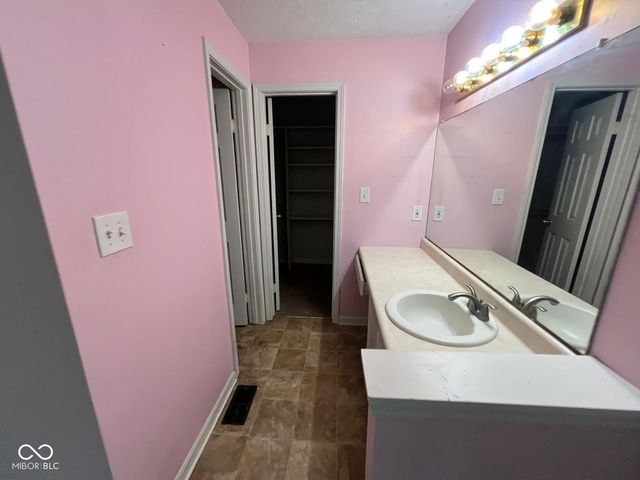 2208 Friendship Drive, Indianapolis, IN 46217