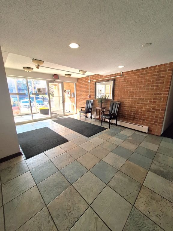 2211 S Stewart Avenue 4A, Lombard, IL 60148 — photo 3