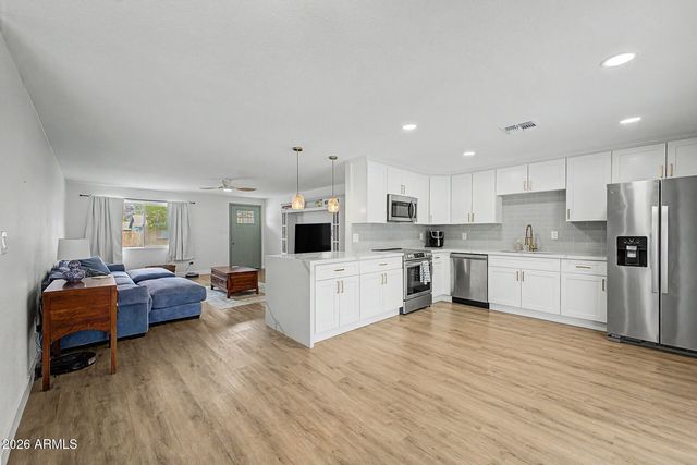 1523 W SURREY Avenue, Phoenix, AZ 85029