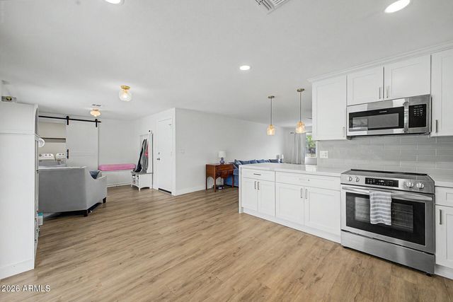 1523 W SURREY Avenue, Phoenix, AZ 85029