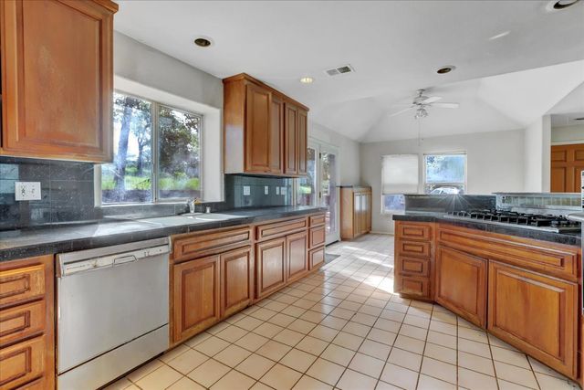 16185 Del Mar Way, Penn Valley, CA 95946