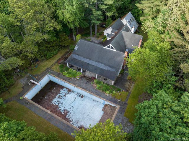 8 Woodstock Court, Muttontown, NY 11771
