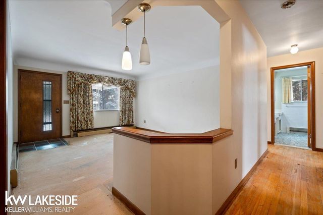 4020 Lakewood Drive, Waterford, MI 48329