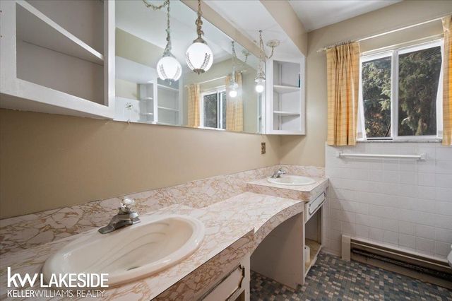 4020 Lakewood Drive, Waterford, MI 48329