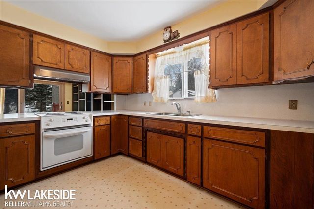 4020 Lakewood Drive, Waterford, MI 48329