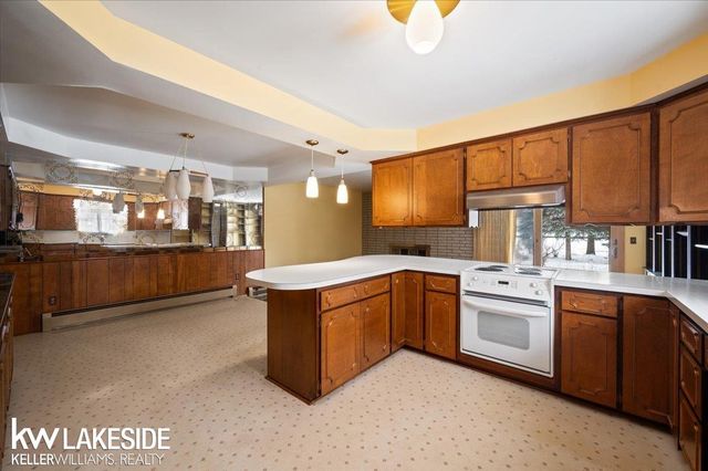 4020 Lakewood Drive, Waterford, MI 48329