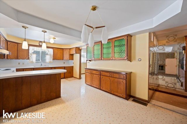 4020 Lakewood Drive, Waterford, MI 48329