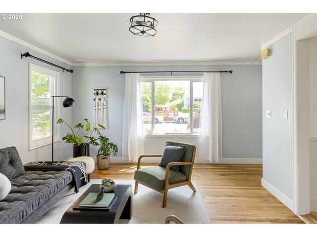 9251 Se SALMON St, Portland, OR 97216