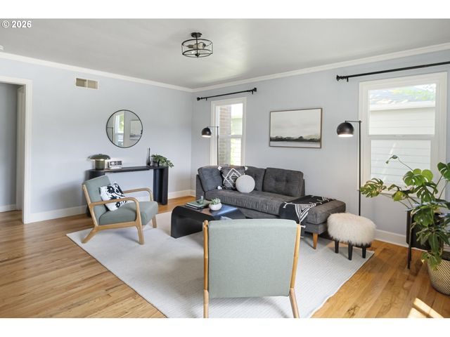 9251 Se SALMON St, Portland, OR 97216