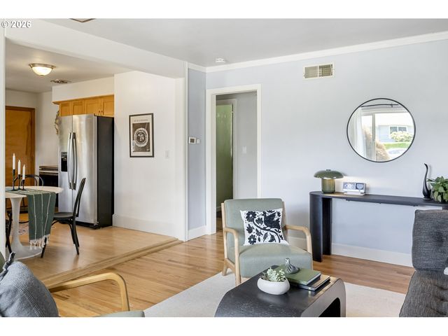 9251 Se SALMON St, Portland, OR 97216