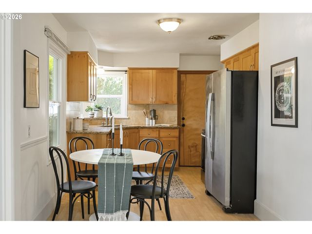 9251 Se SALMON St, Portland, OR 97216