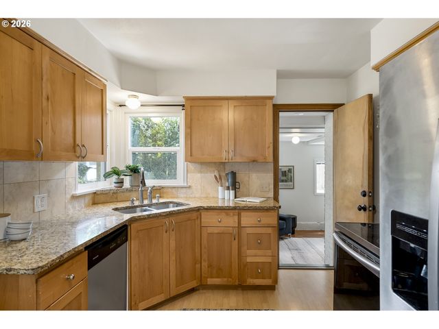 9251 Se SALMON St, Portland, OR 97216