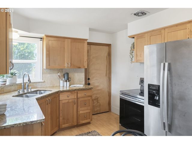 9251 Se SALMON St, Portland, OR 97216