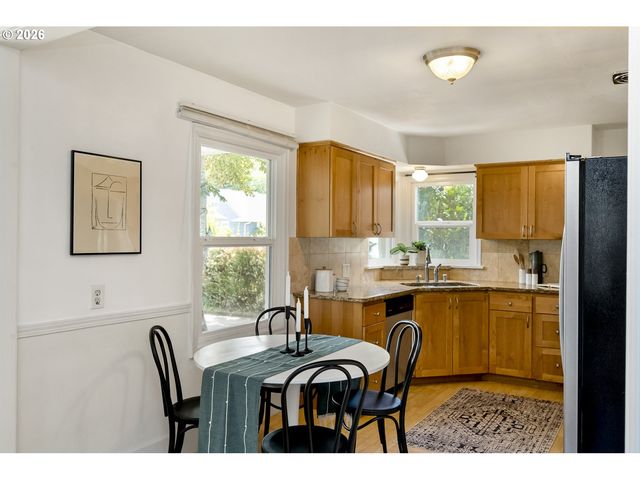 9251 Se SALMON St, Portland, OR 97216