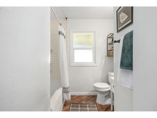 9251 Se SALMON St, Portland, OR 97216