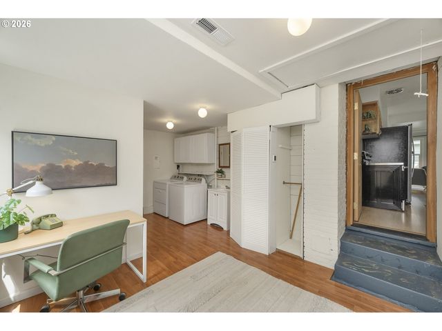 9251 Se SALMON St, Portland, OR 97216