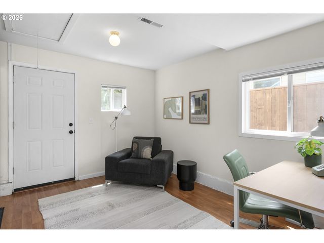 9251 Se SALMON St, Portland, OR 97216
