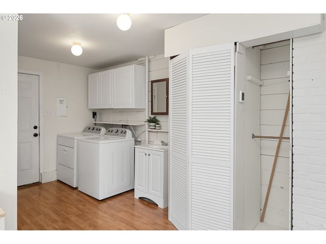 9251 Se SALMON St, Portland, OR 97216