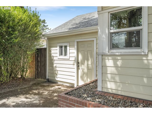 9251 Se SALMON St, Portland, OR 97216