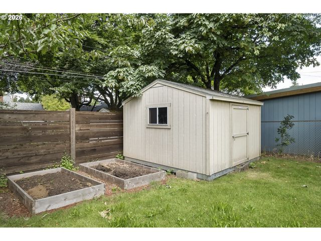 9251 Se SALMON St, Portland, OR 97216